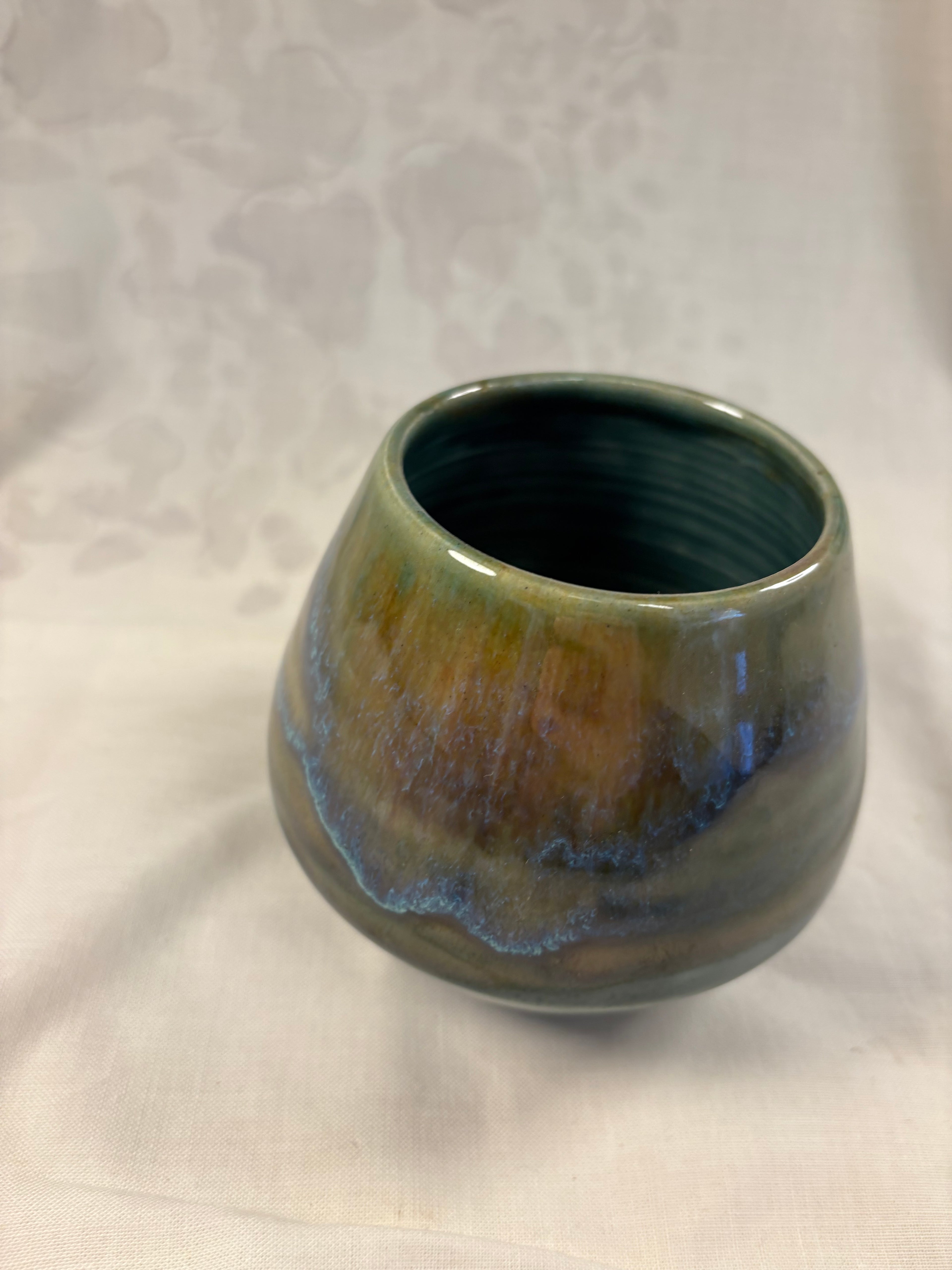 Grønlig keramikvase fra Meadow Ceramics