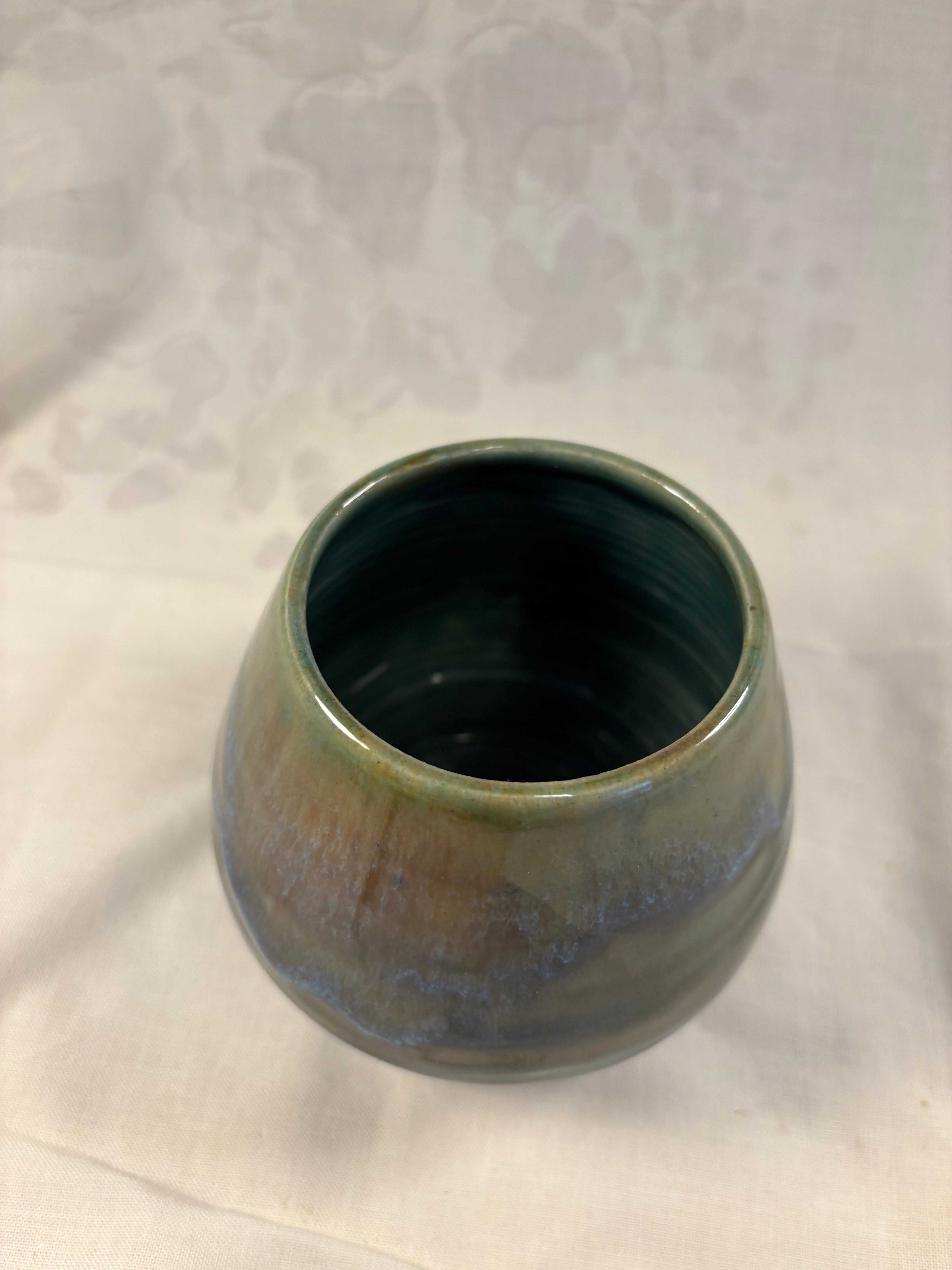 Grønlig keramikvase fra Meadow Ceramics