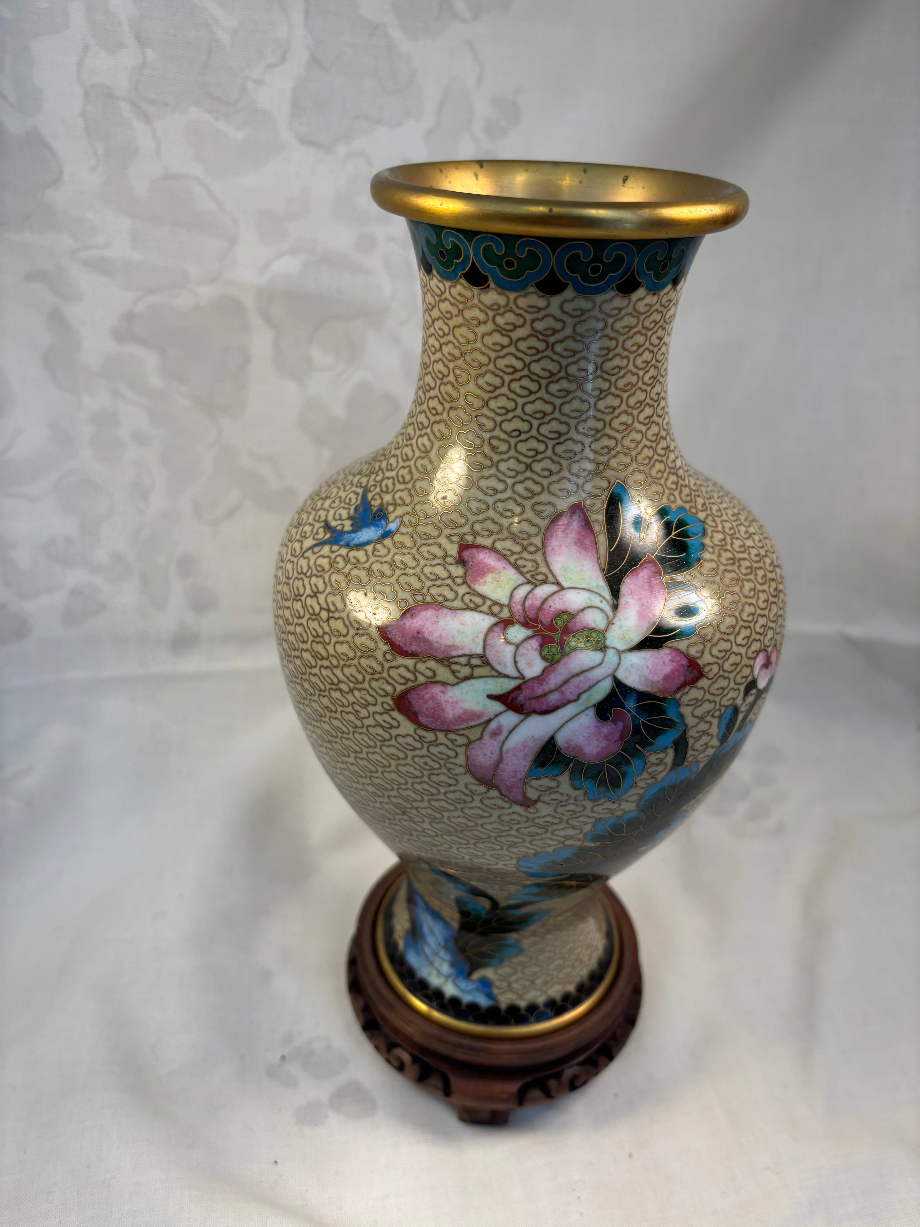 Kinesisk cloisonné vase med blomster