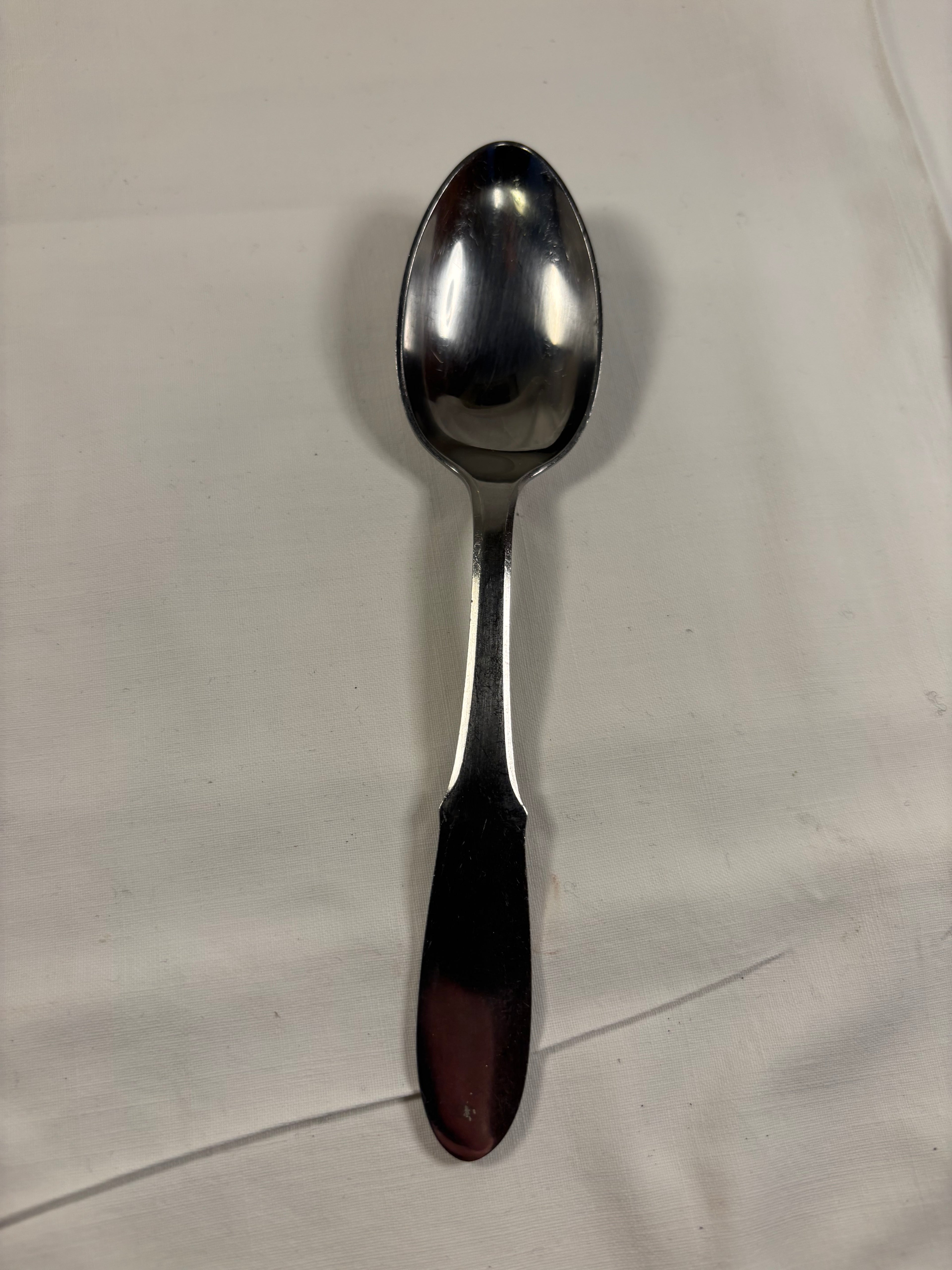 En spiseske i Mitra serien fremstillet af Georg Jensen