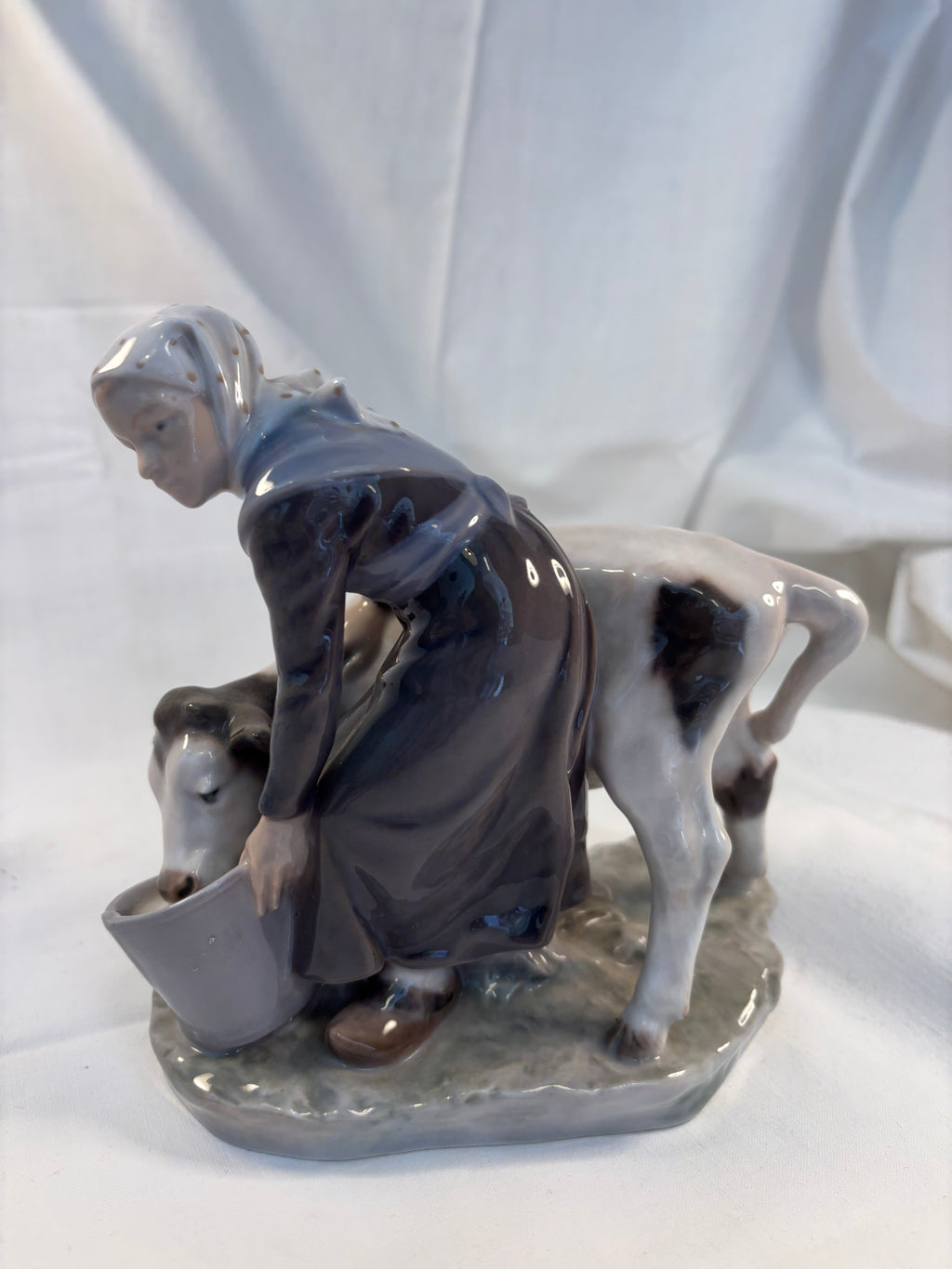 Porcelænsfigur Pige med kalv fra Royal Copenhagen