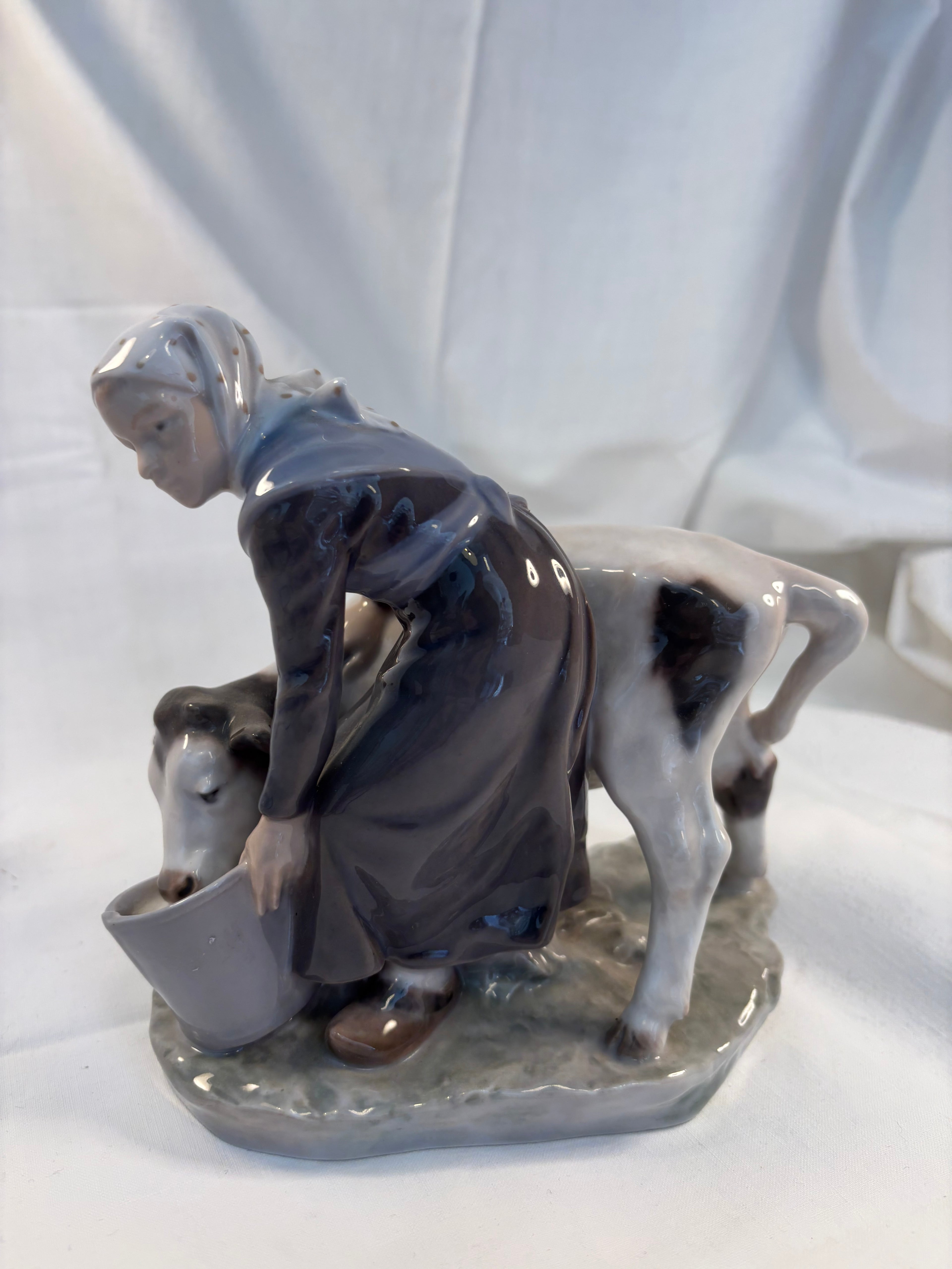 Porcelænsfigur Pige med kalv fra Royal Copenhagen