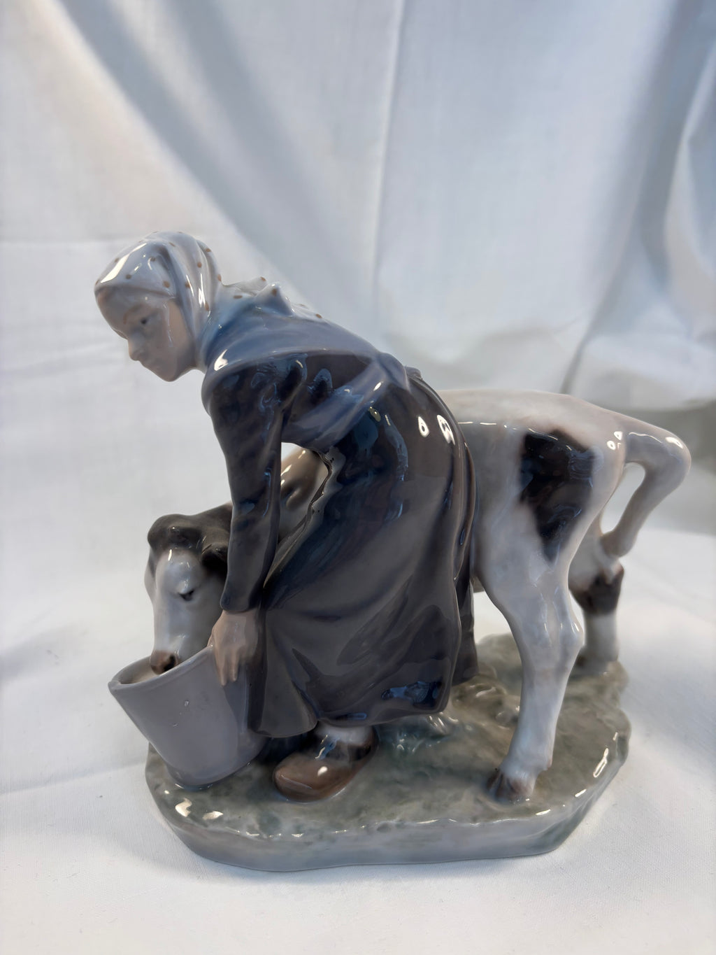 Porcelænsfigur Pige med kalv fra Royal Copenhagen
