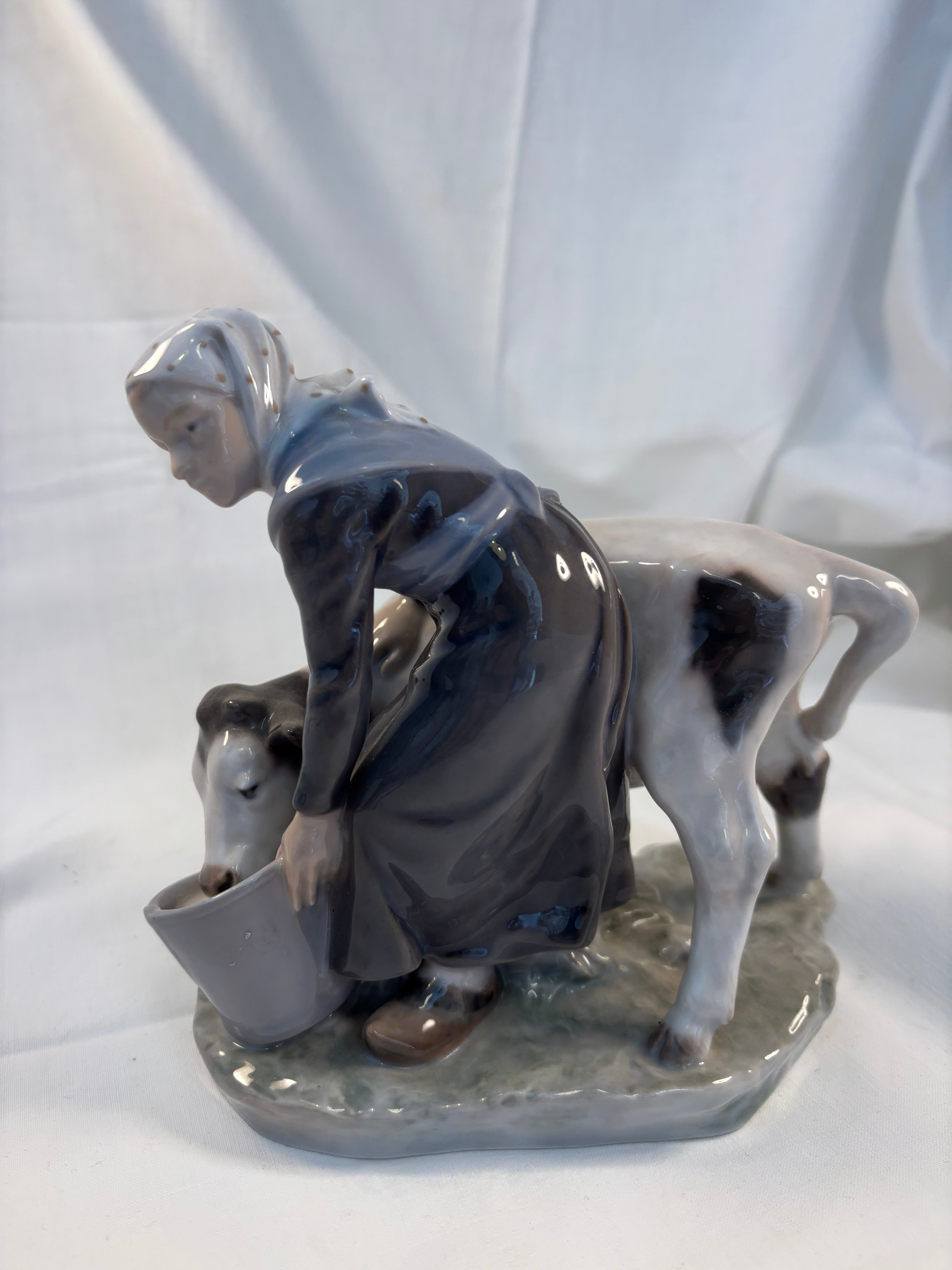 Porcelænsfigur Pige med kalv fra Royal Copenhagen