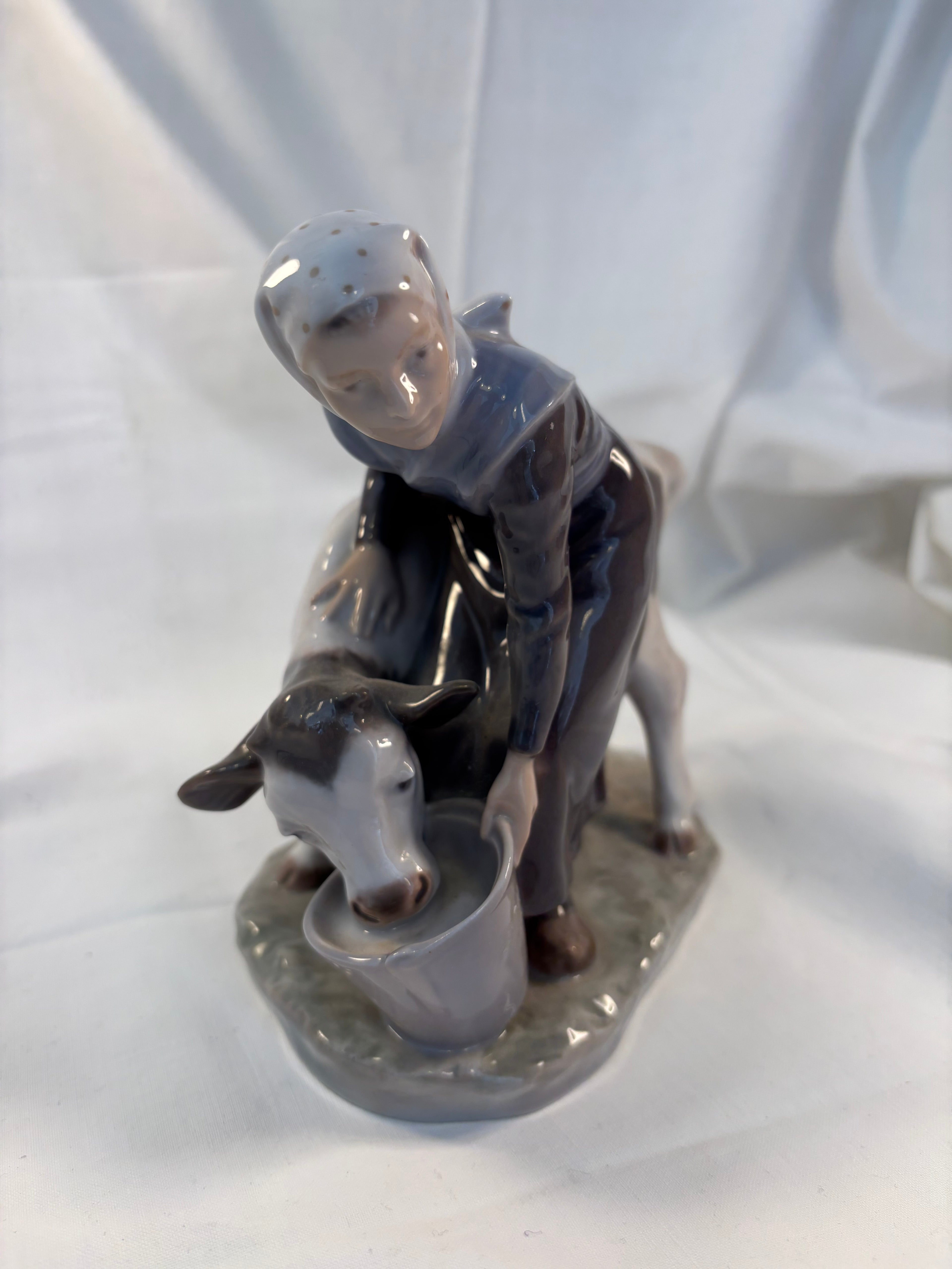 Porcelænsfigur Pige med kalv fra Royal Copenhagen