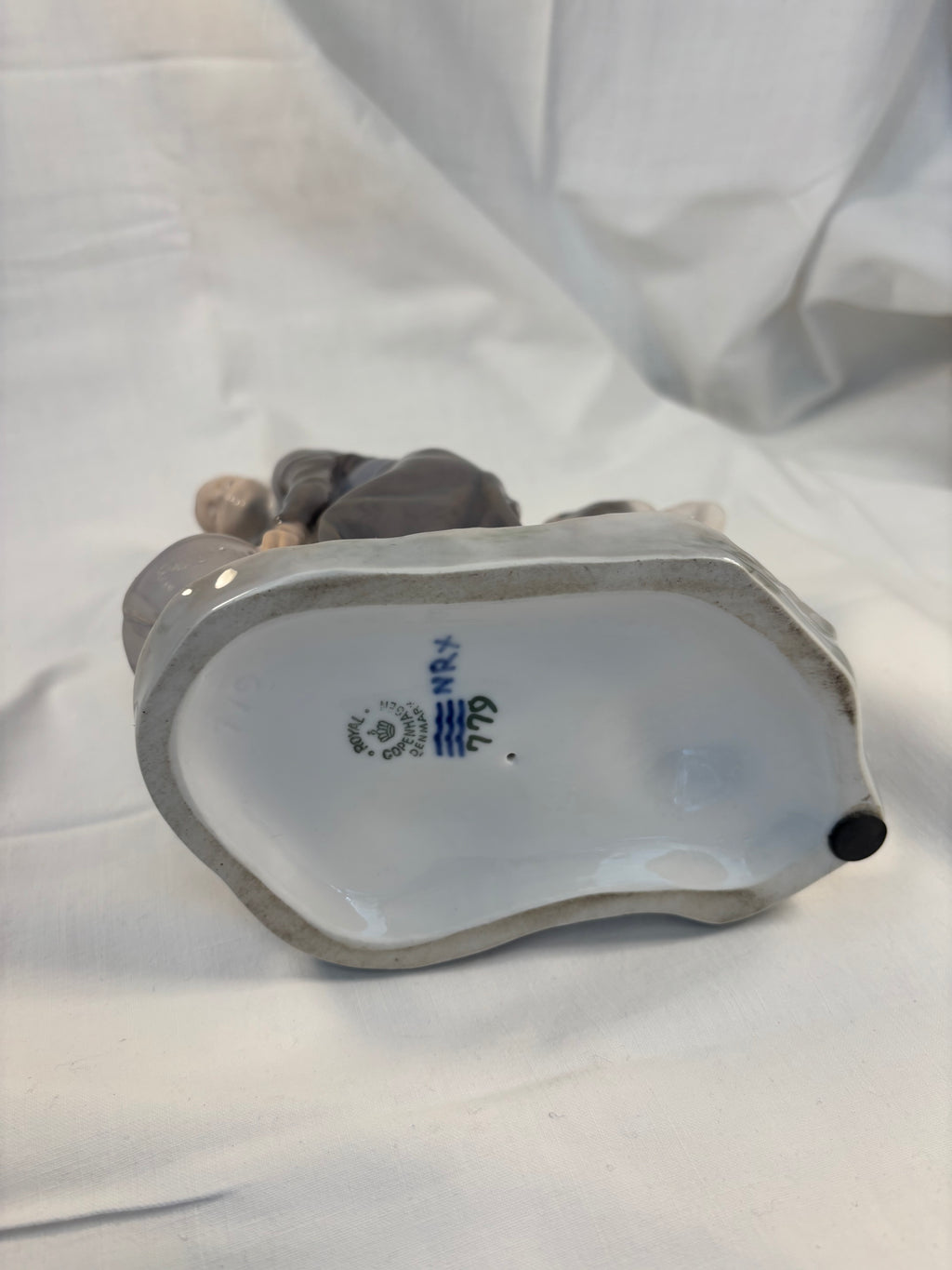 Porcelænsfigur Pige med kalv fra Royal Copenhagen