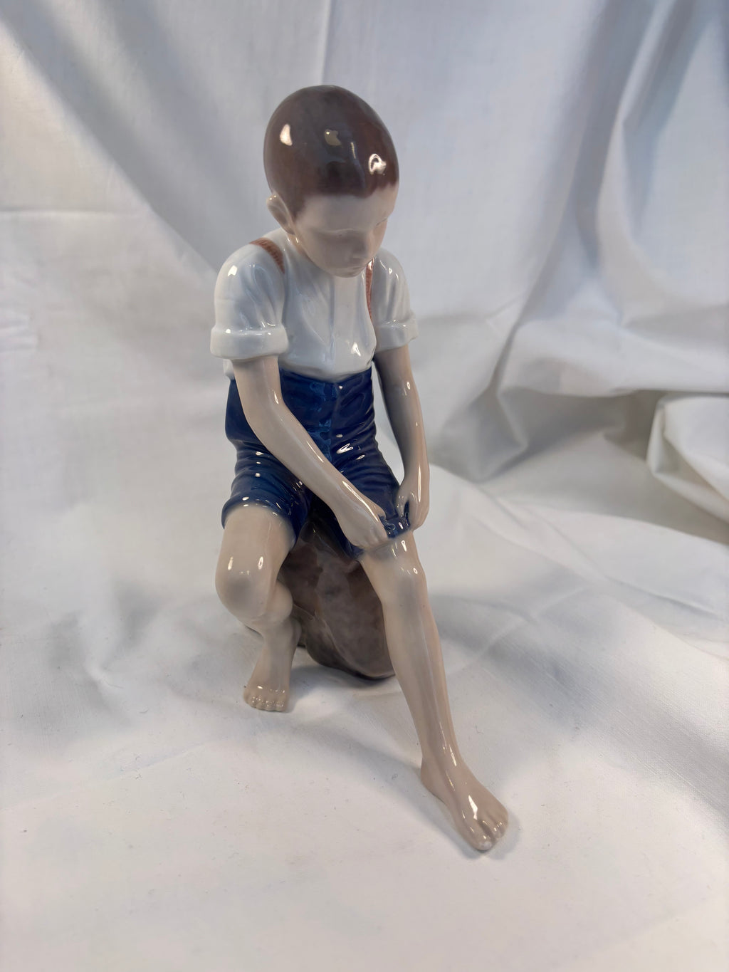 Porcelænsfigur Dreng på sten fra Bing og Grøndahl