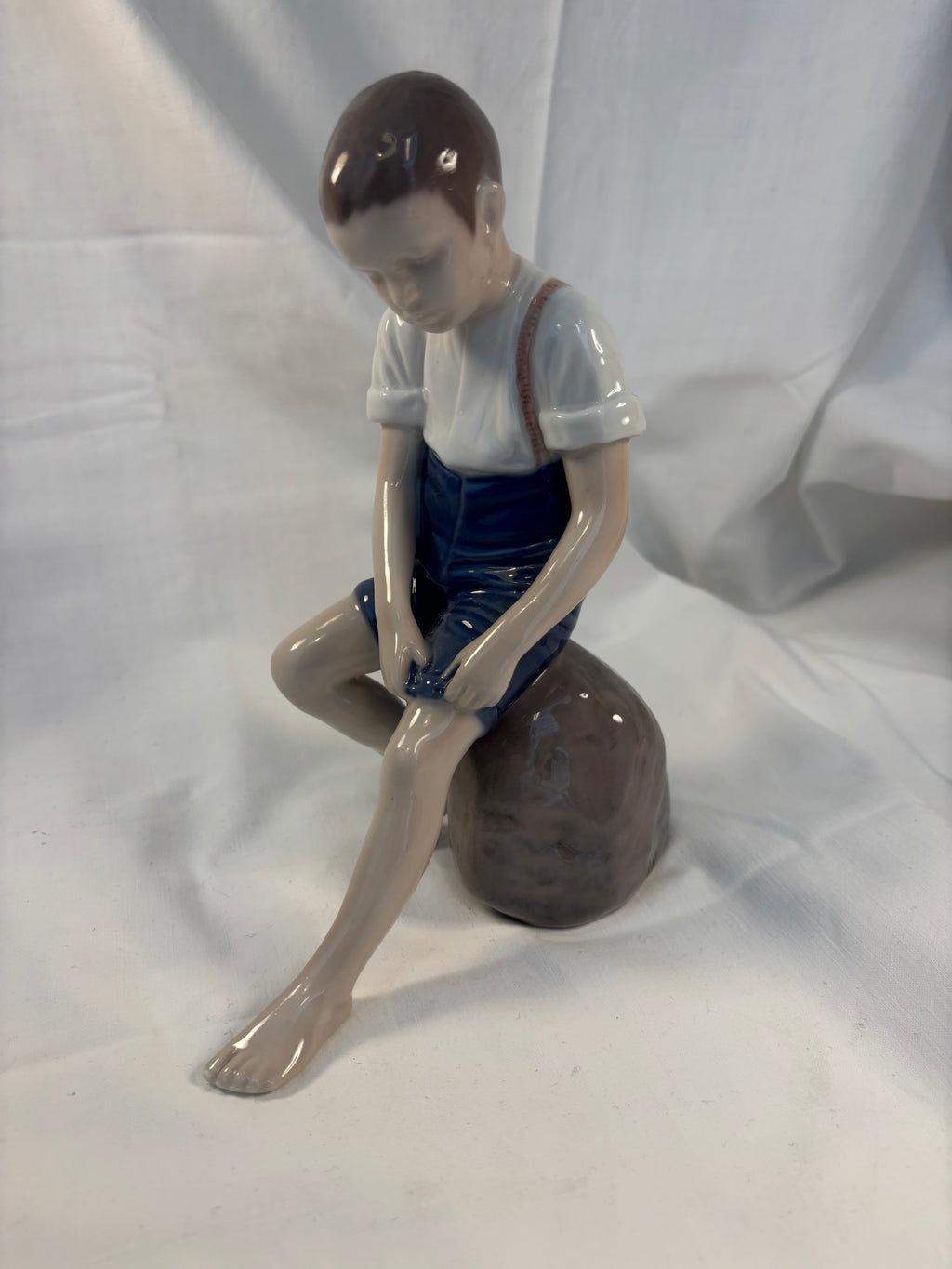 Porcelænsfigur Dreng på sten fra Bing og Grøndahl