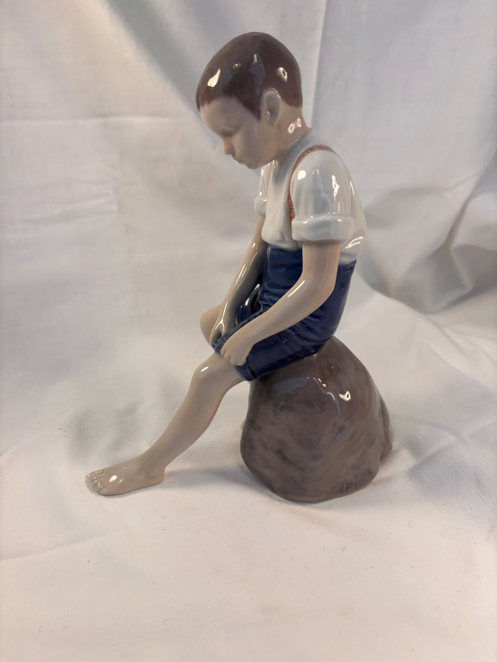 Porcelænsfigur Dreng på sten fra Bing og Grøndahl