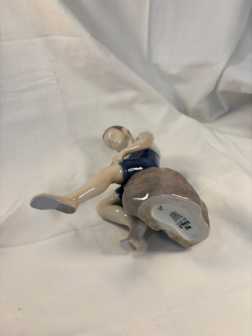 Porcelænsfigur Dreng på sten fra Bing og Grøndahl