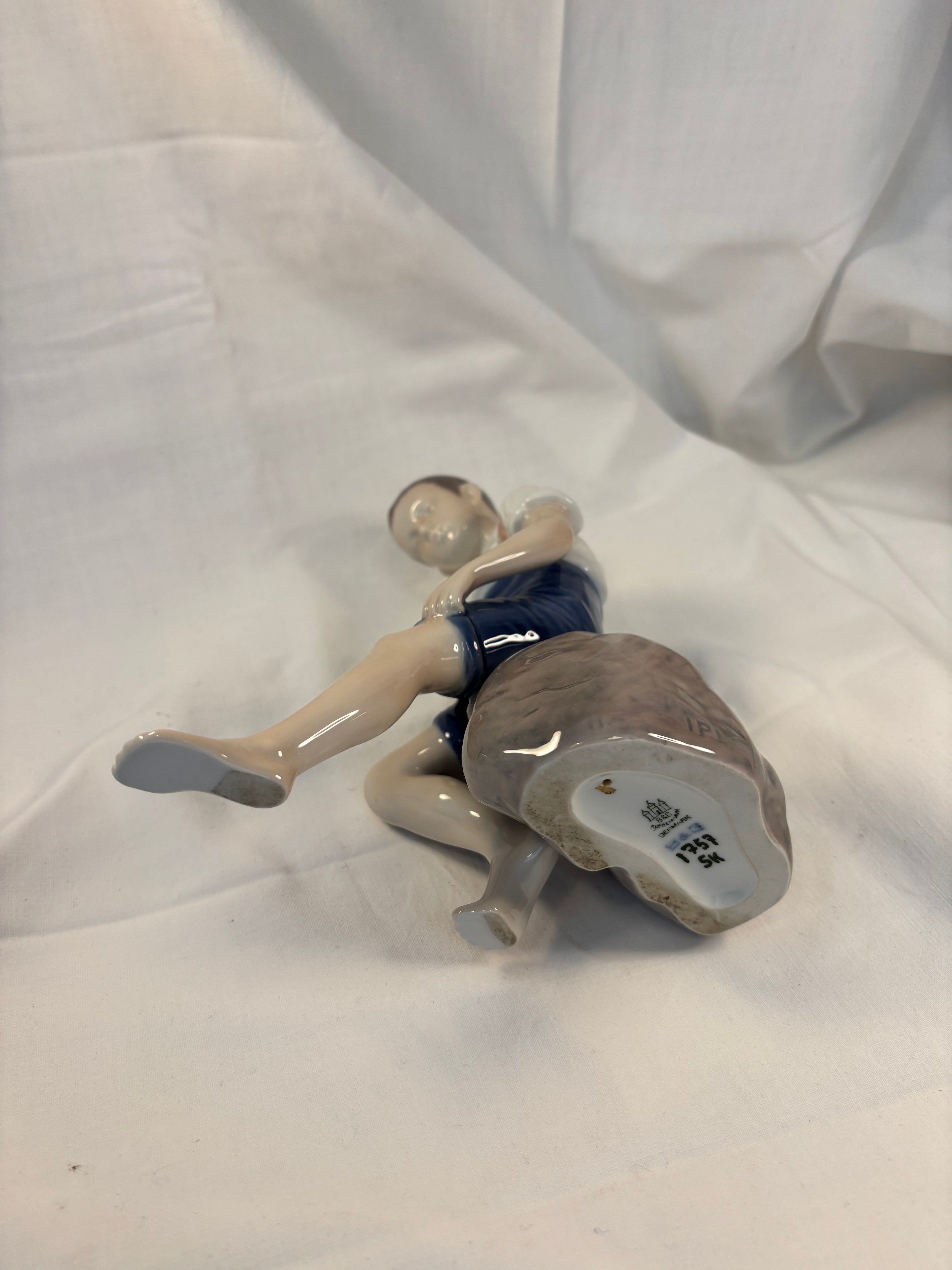 Porcelænsfigur Dreng på sten fra Bing og Grøndahl