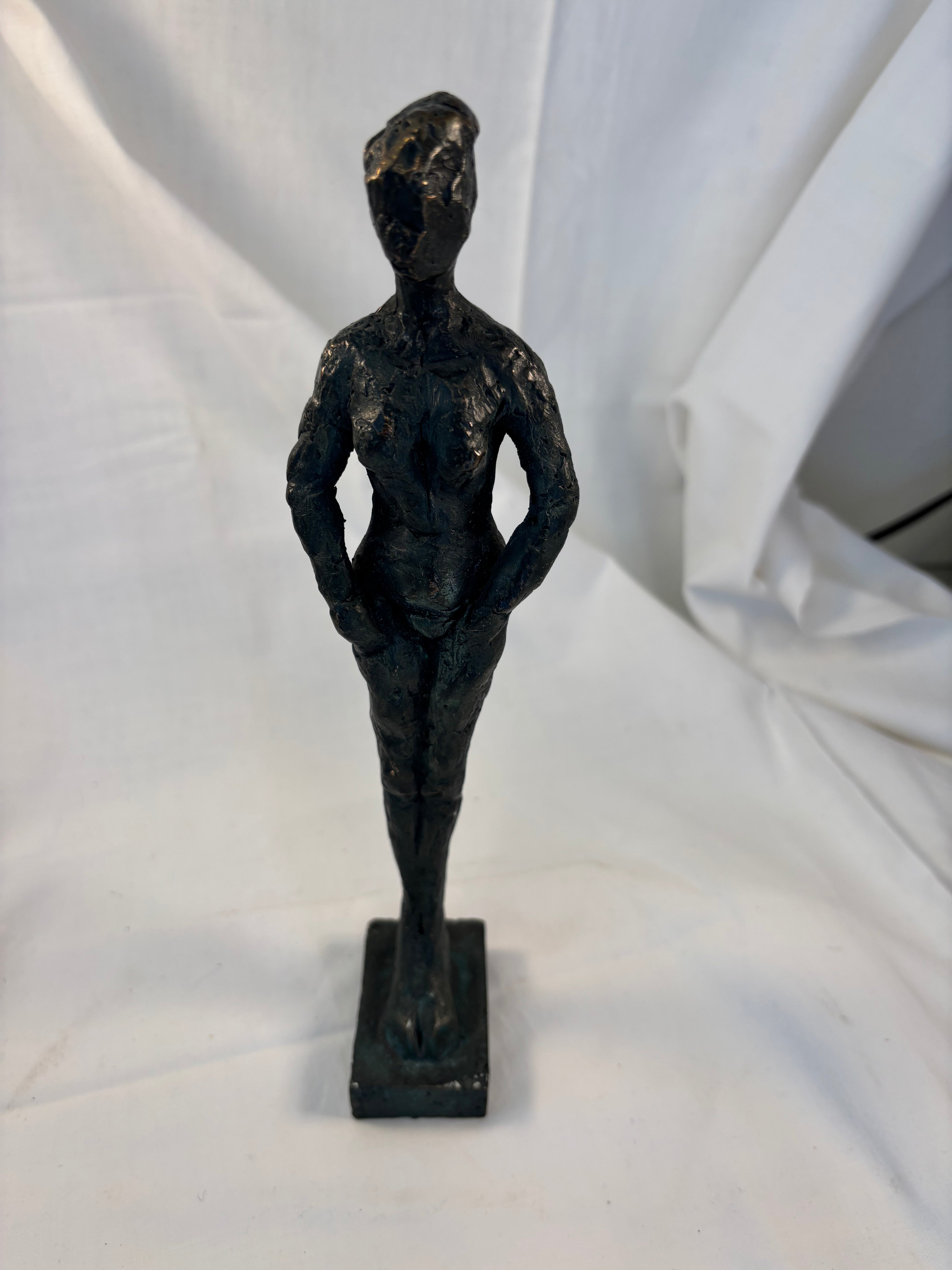Smuk bronzefigur af kvinde