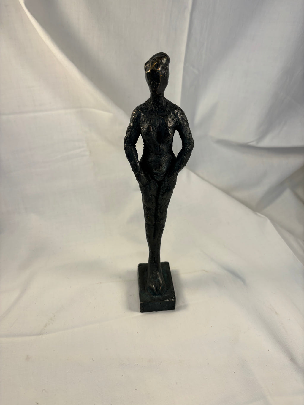 Smuk bronzefigur af kvinde