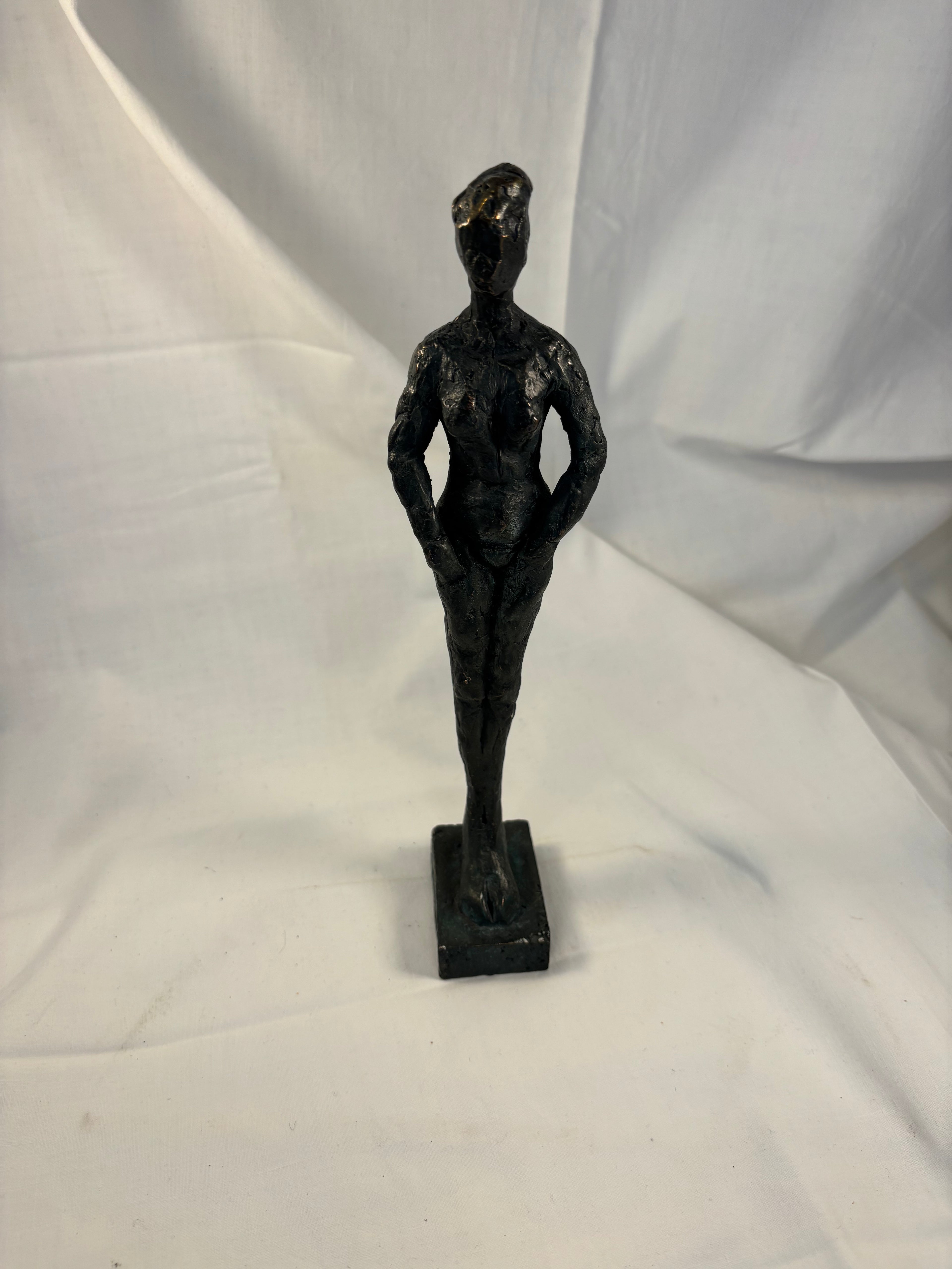 Smuk bronzefigur af kvinde
