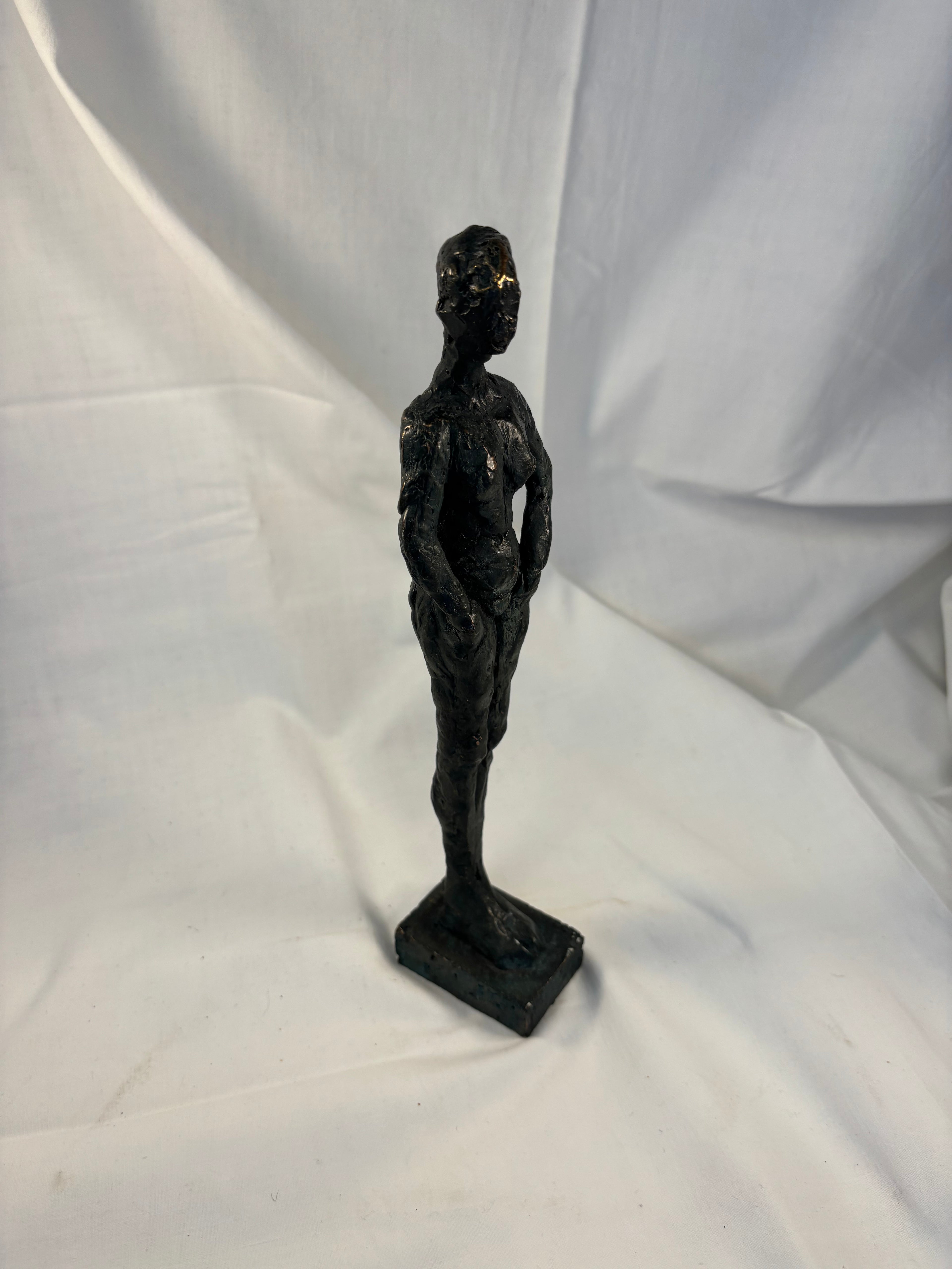 Smuk bronzefigur af kvinde