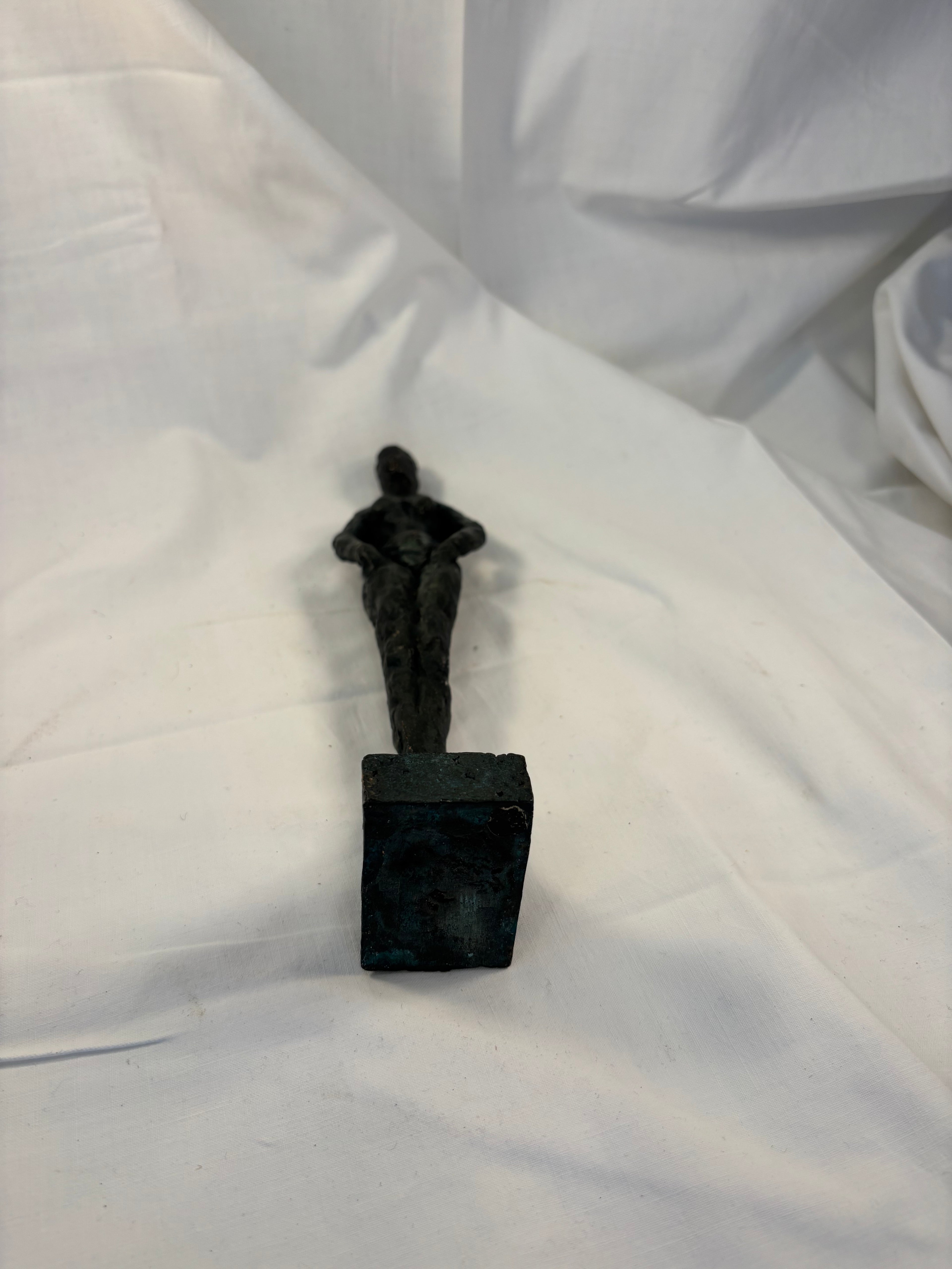 Smuk bronzefigur af kvinde