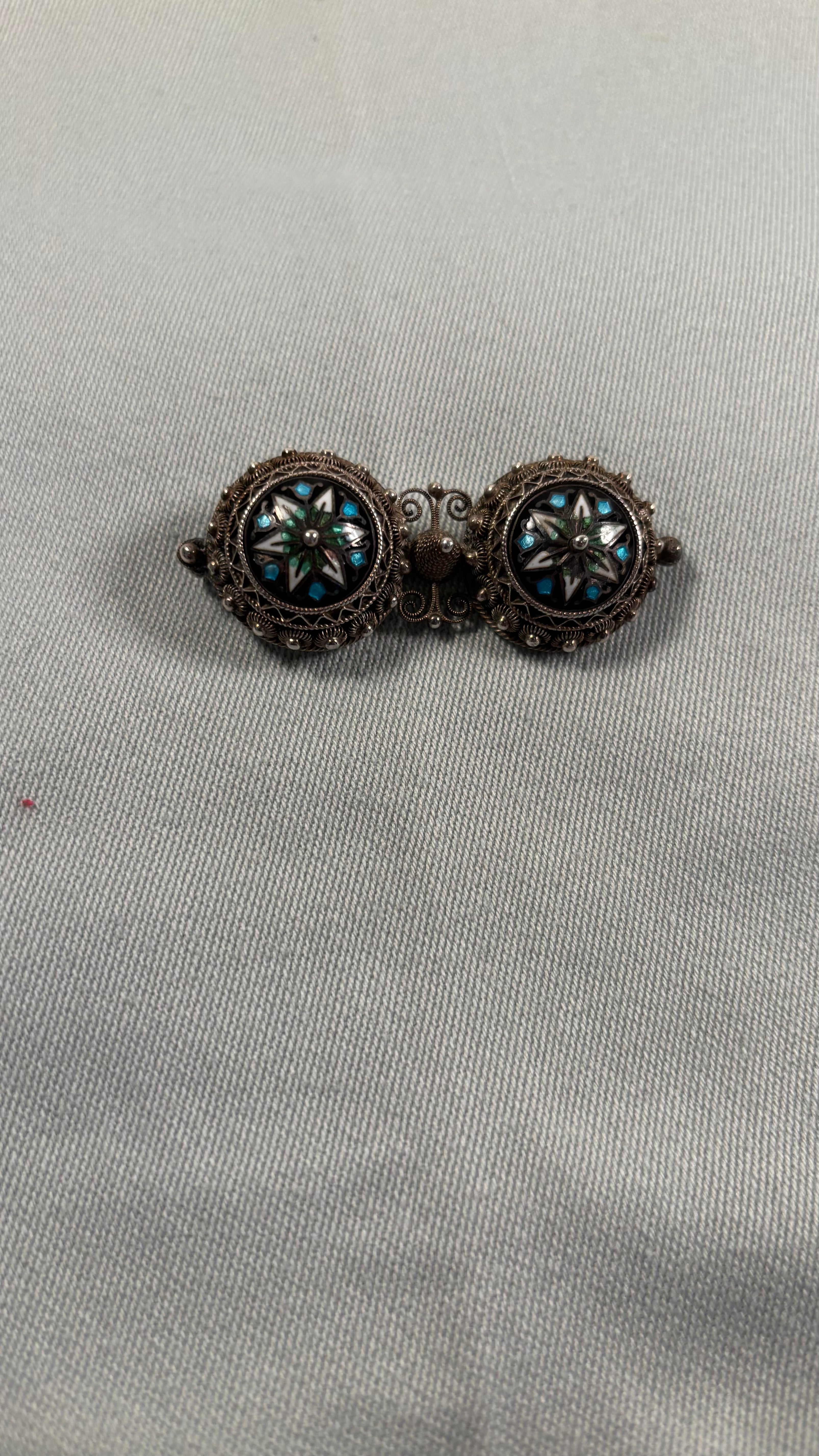 En blomsterbroche i edwardiansk stil