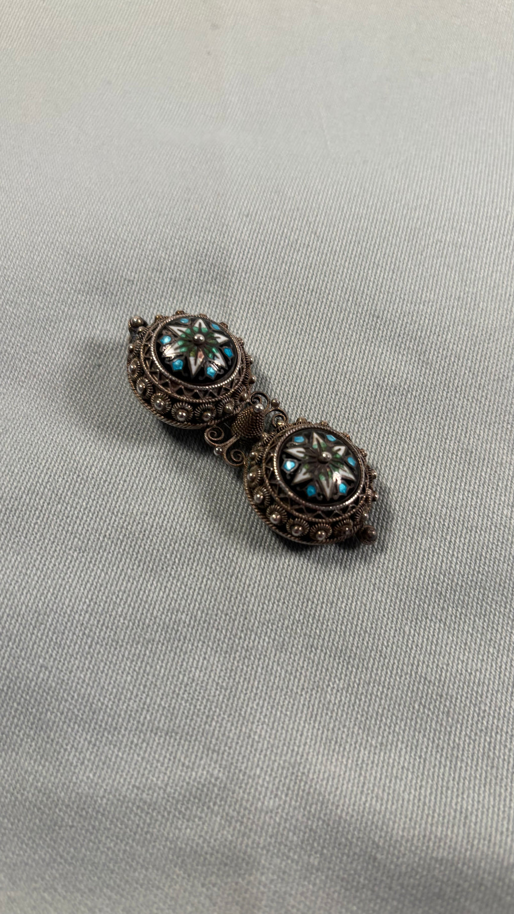 En blomsterbroche i edwardiansk stil