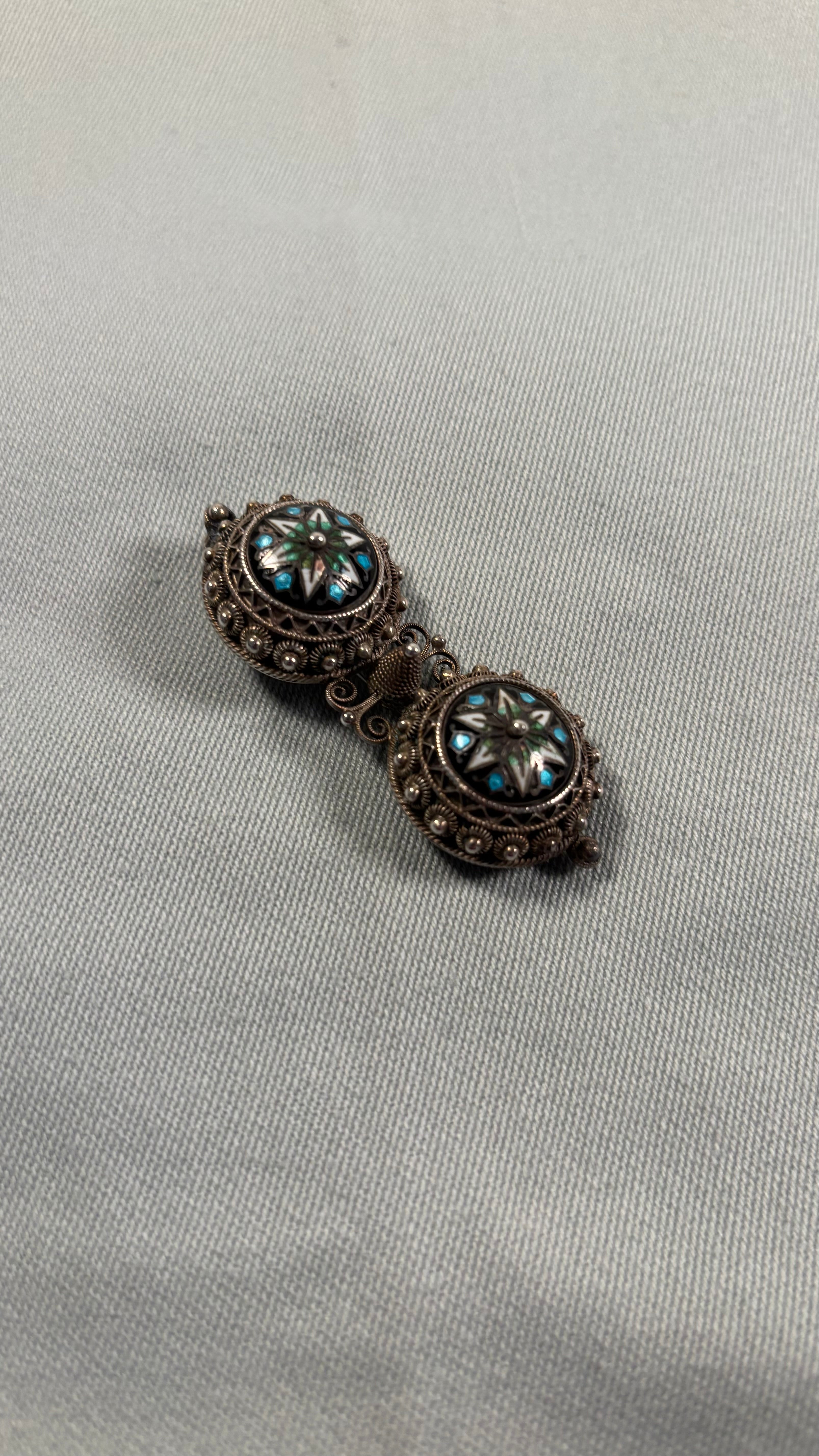 En blomsterbroche i edwardiansk stil