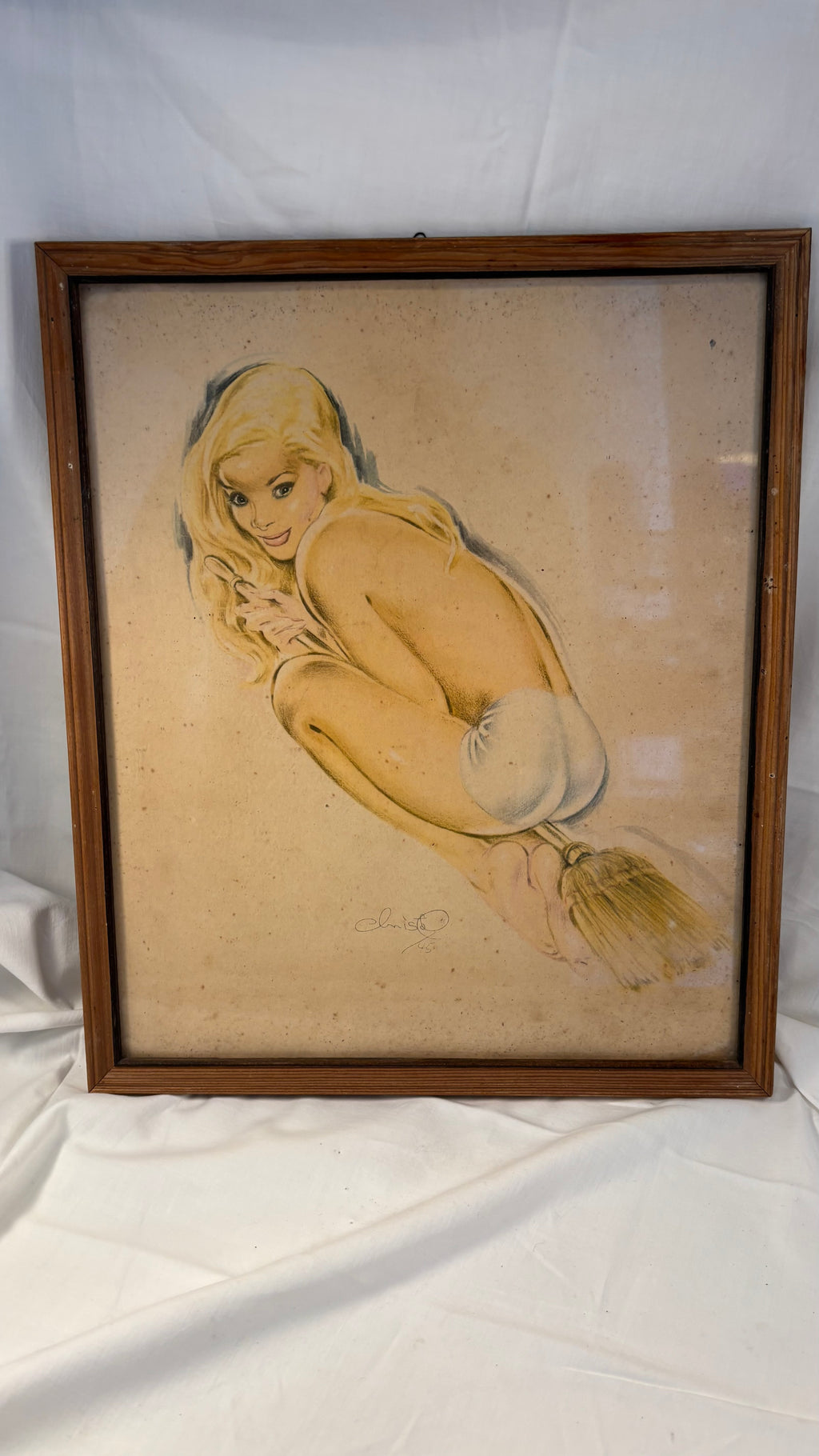 Vintage pin-up billede af pige på kosteskaft