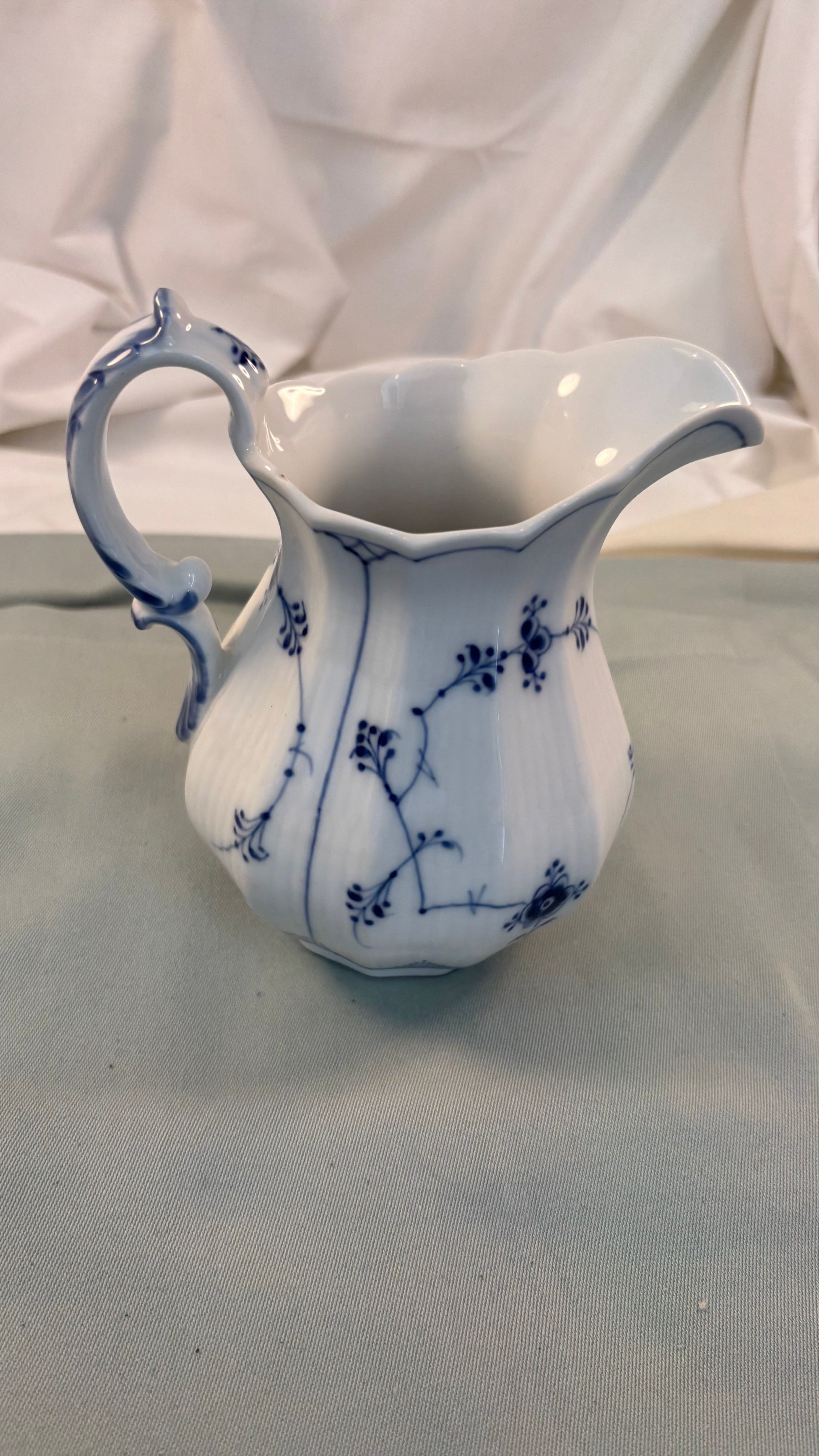 Royal Copenhagen musselmalet mælkekande