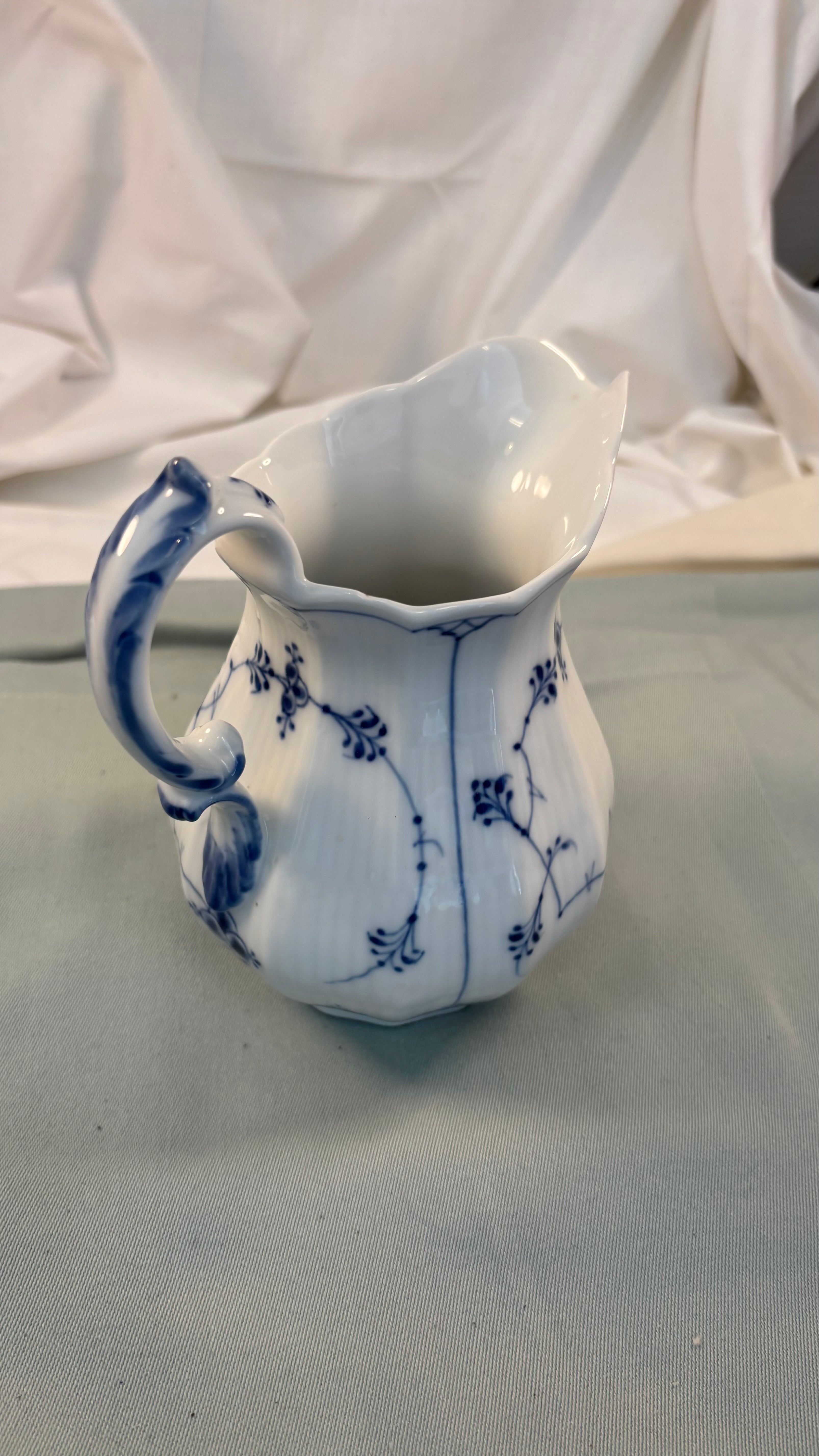 Royal Copenhagen musselmalet mælkekande