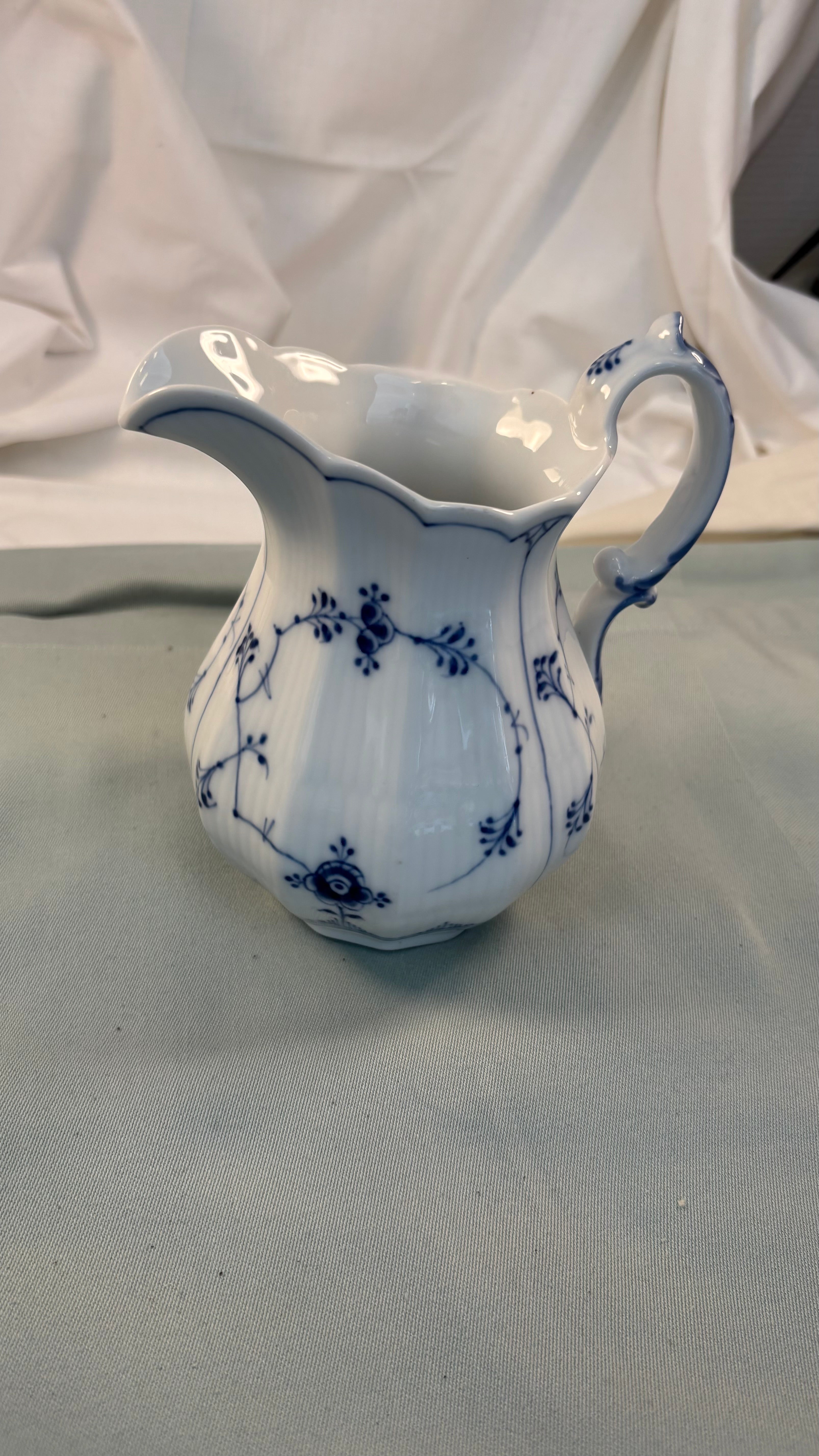 Royal Copenhagen musselmalet mælkekande